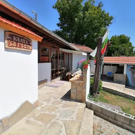 Къщи За Гости Залеза И Зората בית נופש